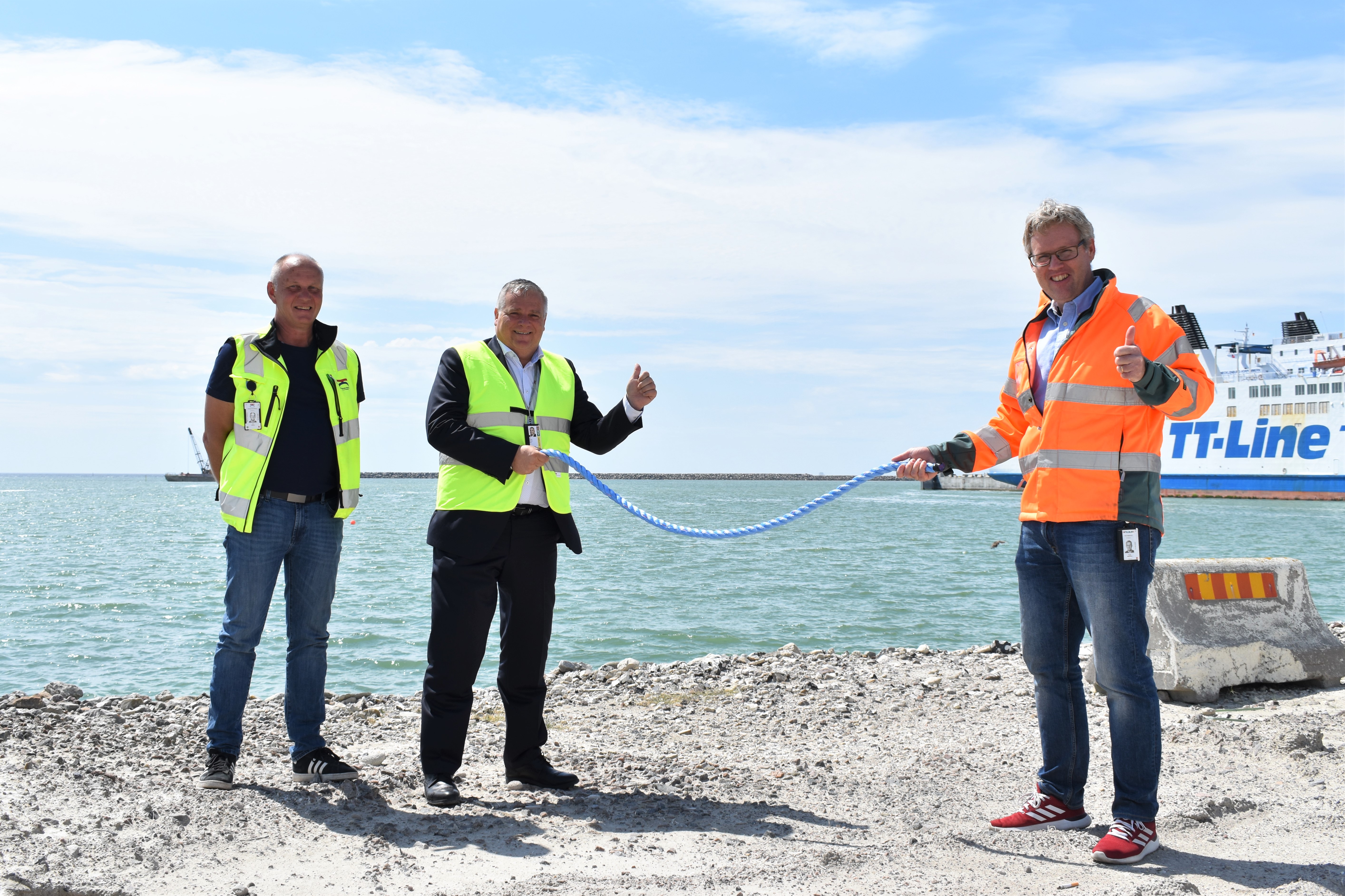 Från vänster Ulf Sonesson, Landlordchef Trelleborgs Hamn, Jörgen Nilsson ,vd Trelleborgs Hamn, Patrik Magnusson, ombud Peab Anläggning